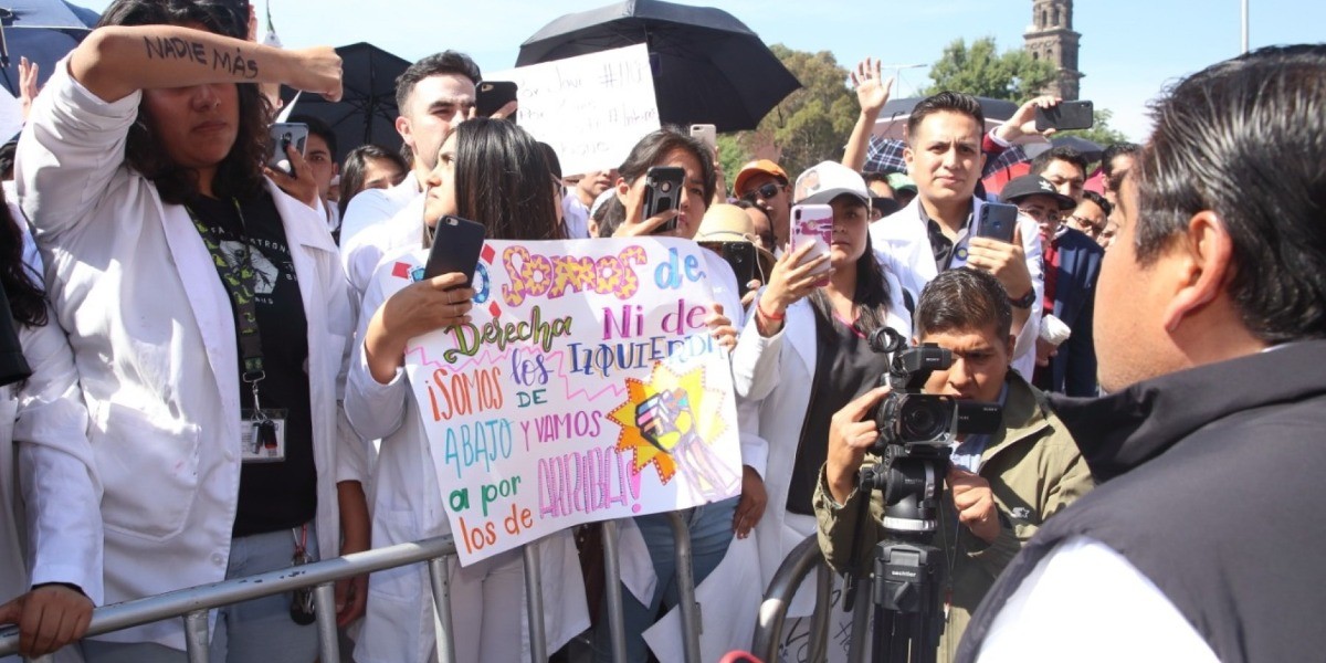 Universitarios marchan para exigir seguridad en Puebla