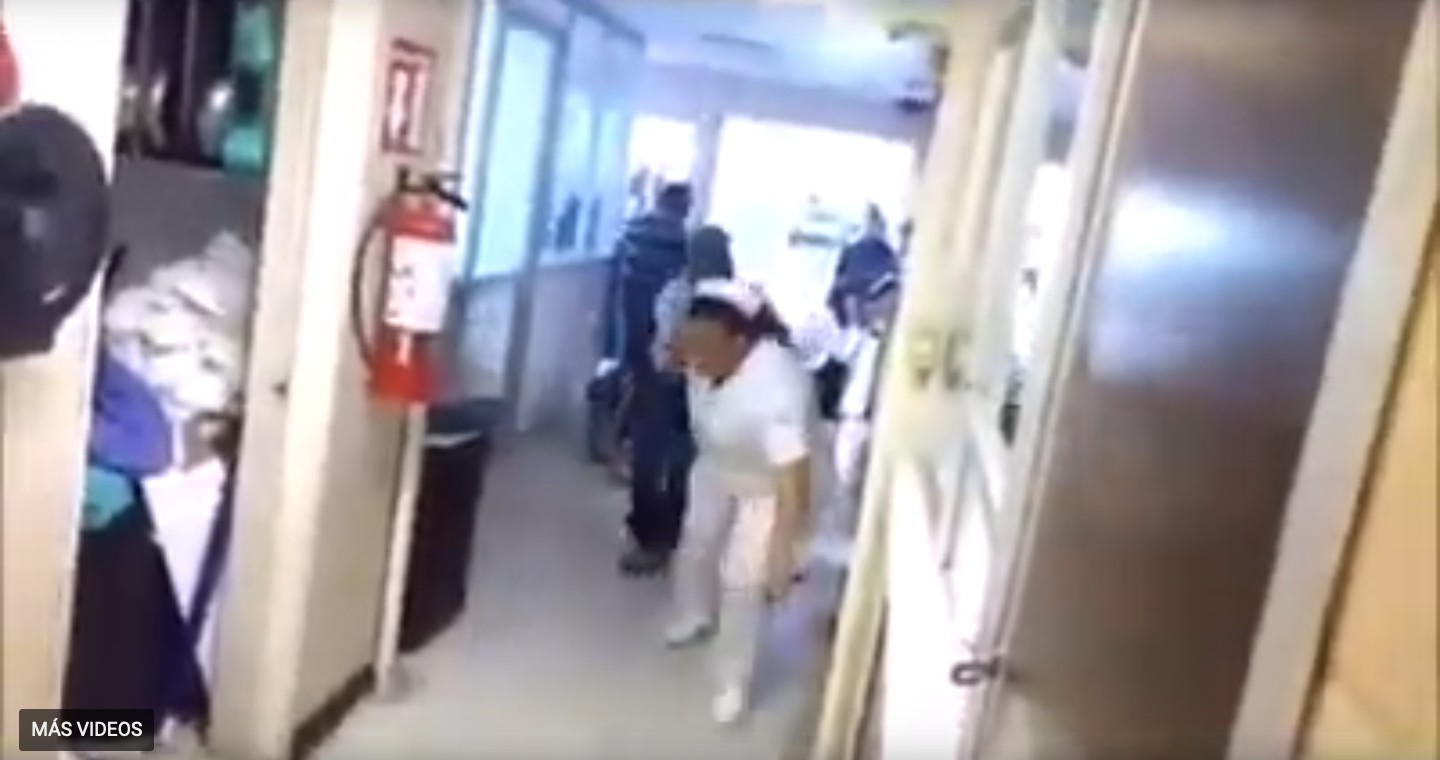 Intentan rematar a hombre en IMSS de Culiacán