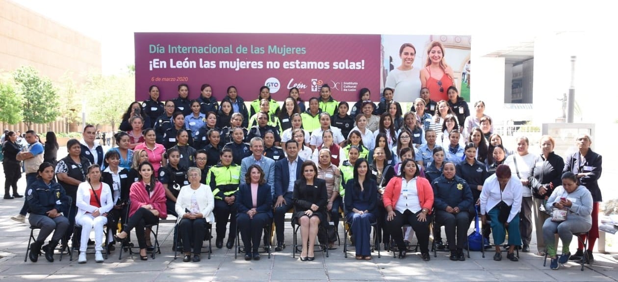 Dialogan sobre derechos de las mujeres