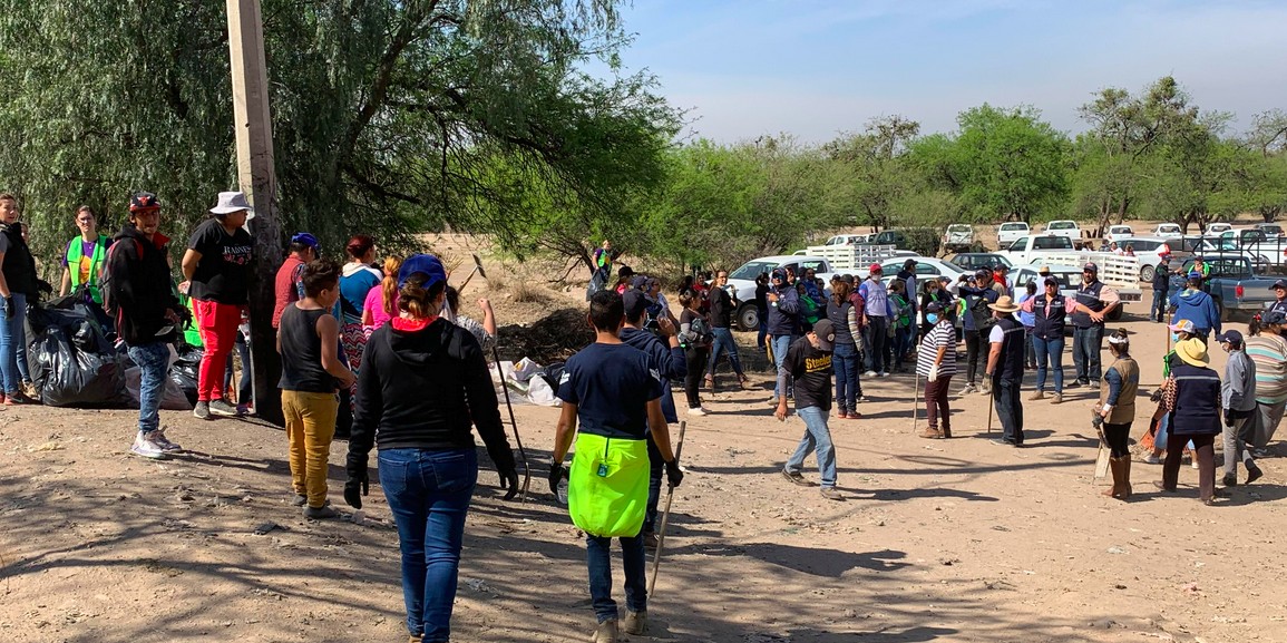 Limpian arroyo de la Sardaneta ciudadanos y autoridades