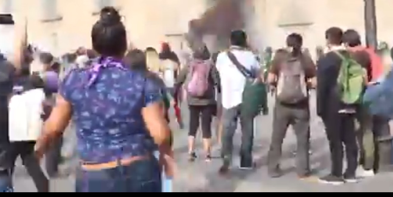 En Palacio Nacional avientan bombas molotov; acusan mujeres infiltrados
