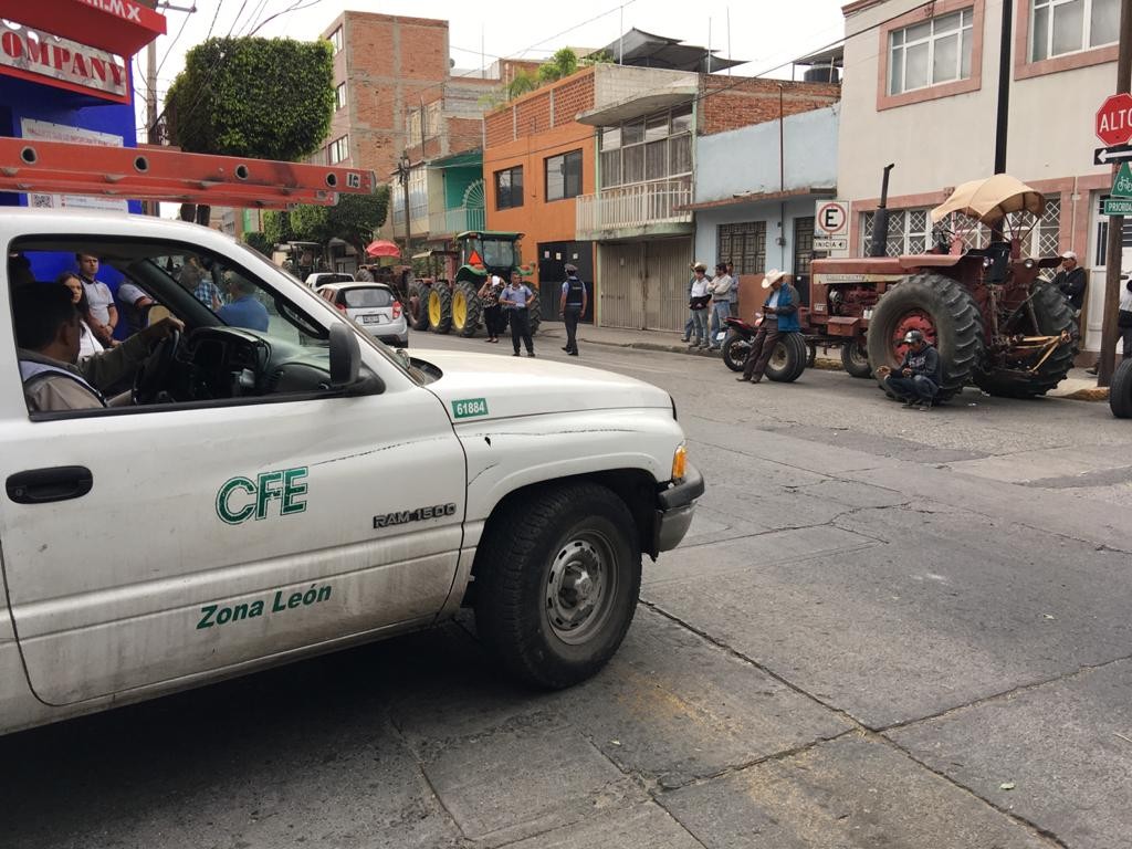 Se manifiestan agricultores en oficinas de CFE