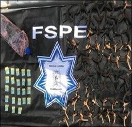 Cae grupo por bloqueo con neumáticos en la carretera Celaya-Juventino Rosas