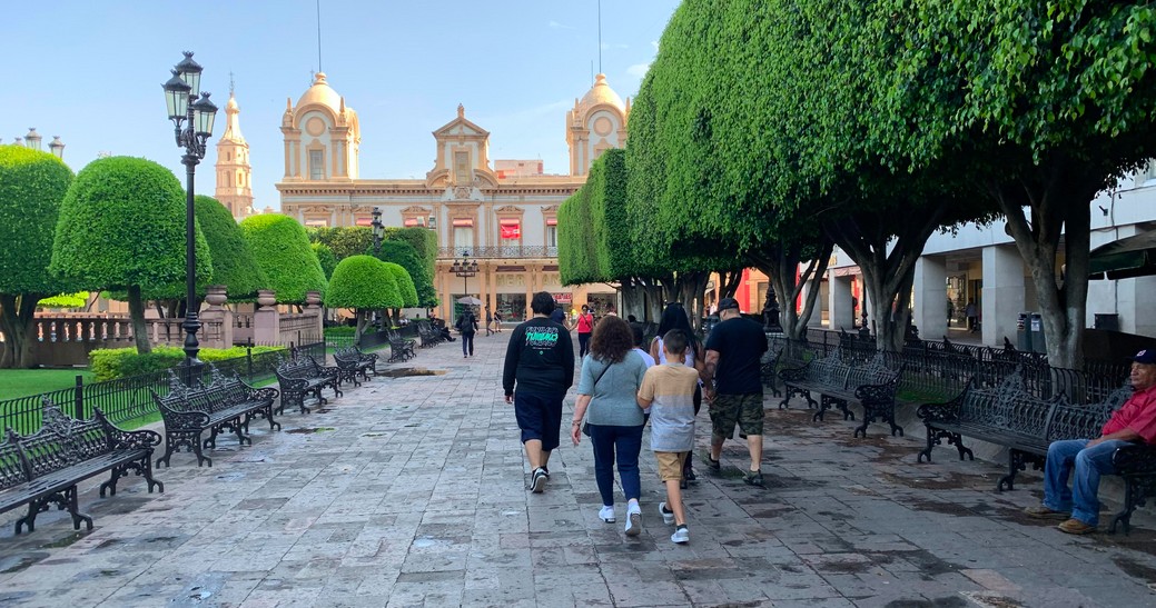 Disfrutan leoneses de asueto sin temor a Covid-19