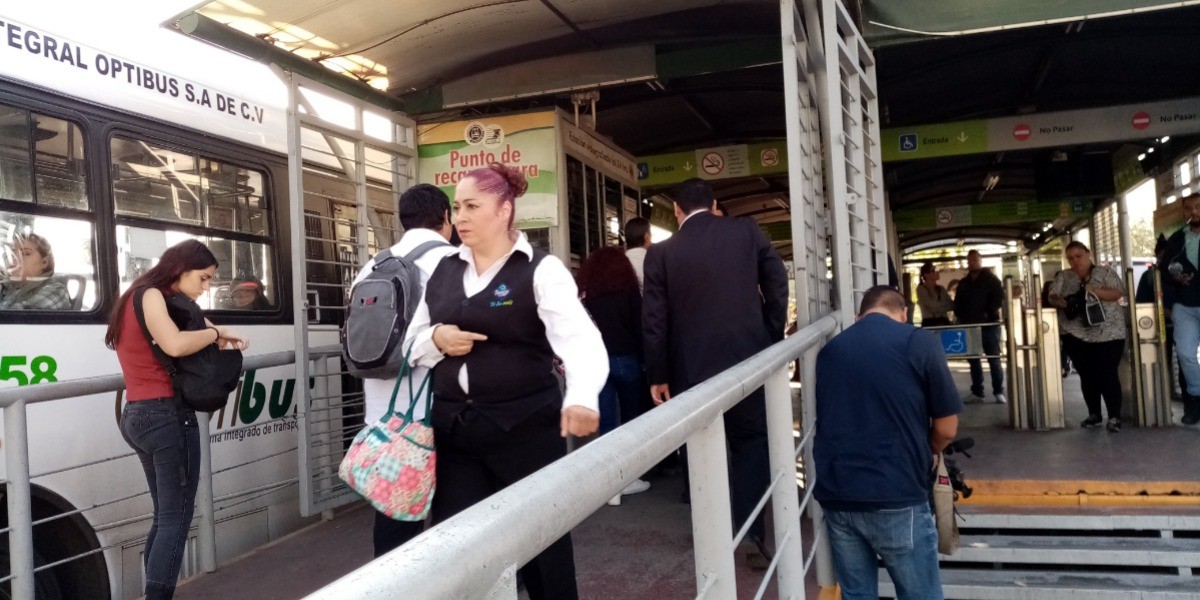 Combaten covid-19 con cloro y jabón en transporte público de León