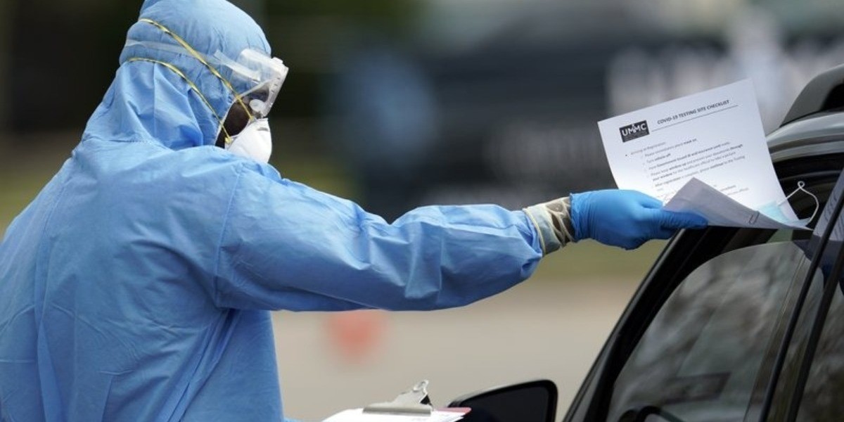 Cierran escuelas y prohíben comer en restaurantes de Texas