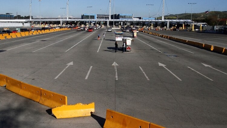 Inicia restricción de cruces fronterizos entre México EUA