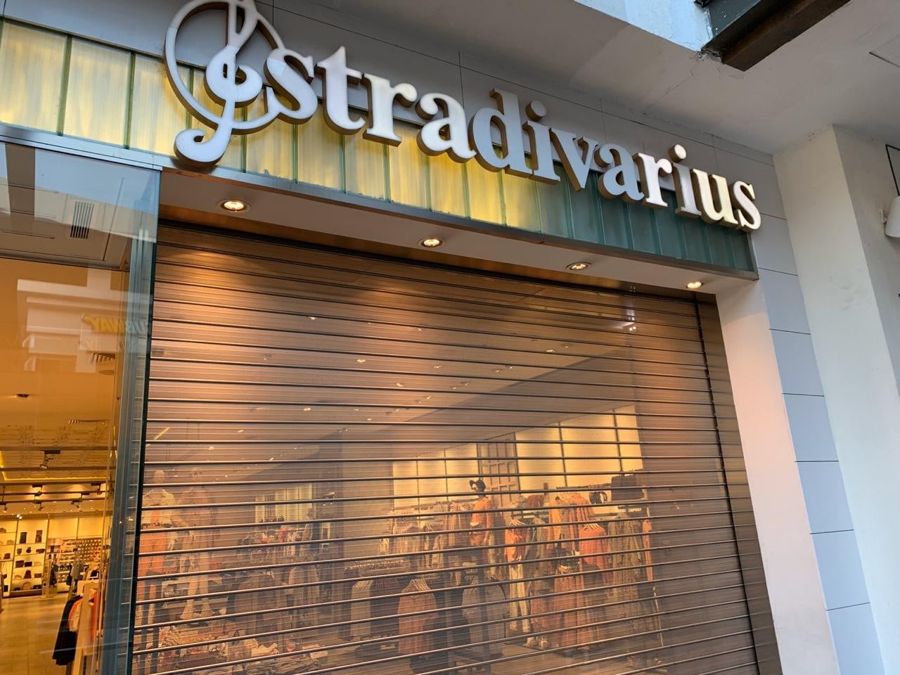 Comienzan centros comerciales a tomar medidas contra Covid-19