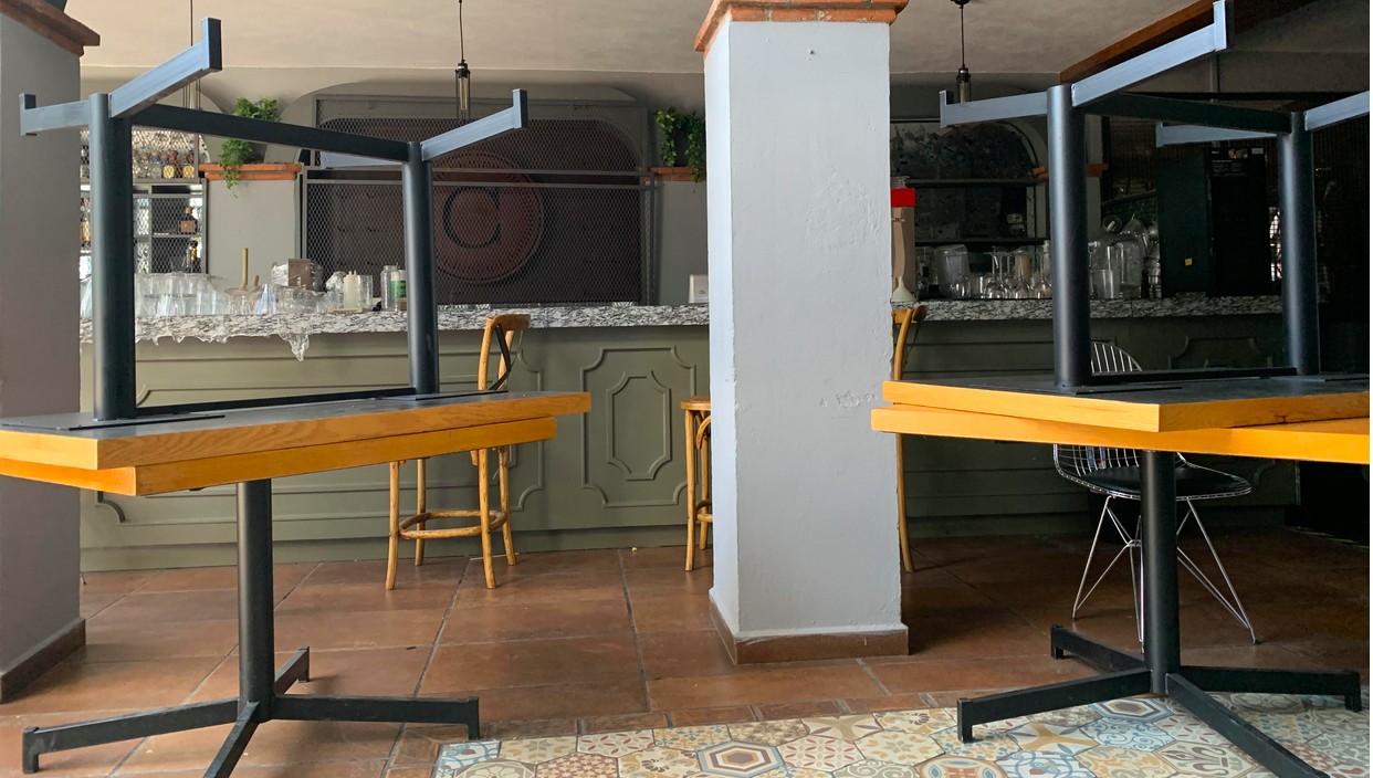 Restauranteros cierran, aguantan despidos