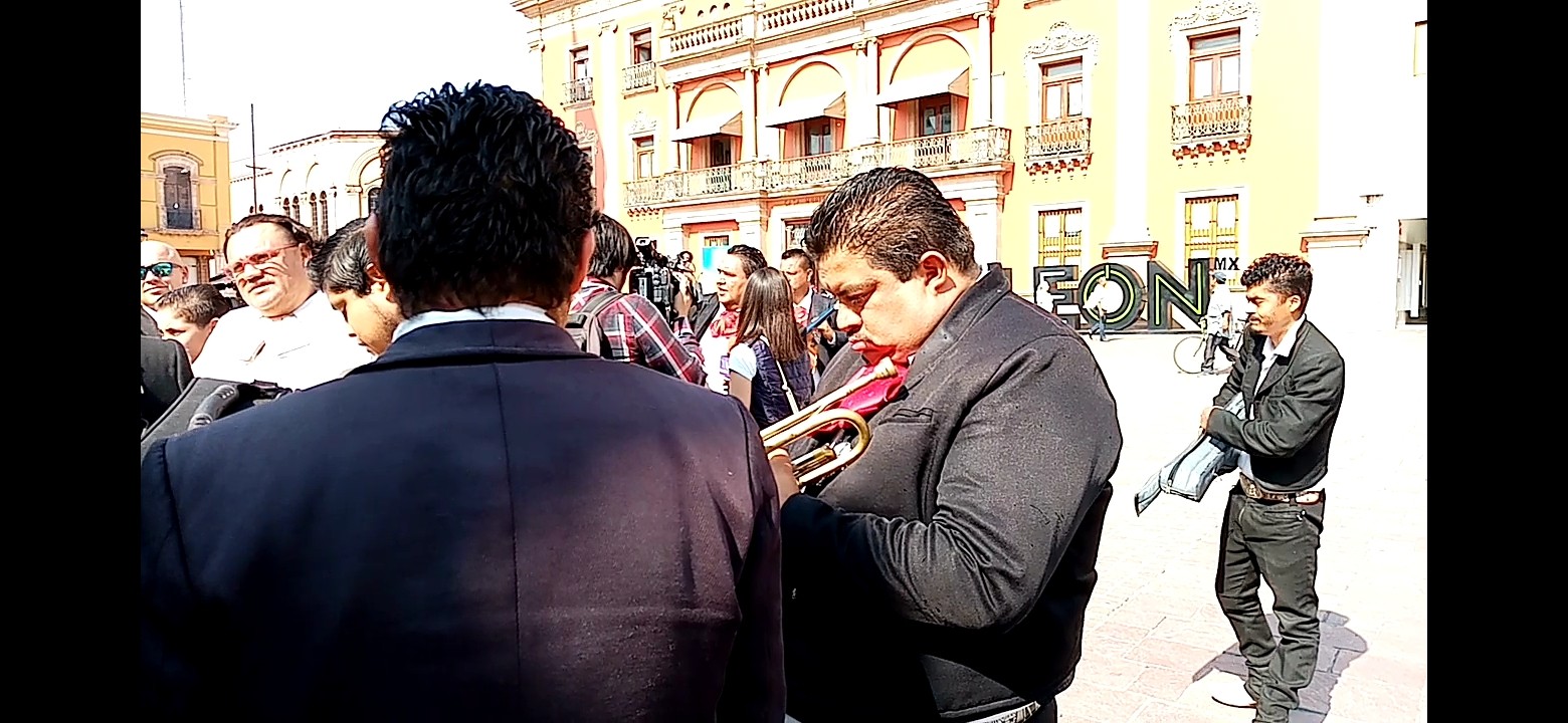 Crisis por coronavirus provoca manifestación de mariachis en Plaza Principal