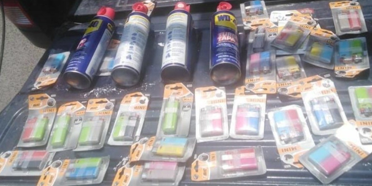 Detienen a tres personas por robar tienda de autoservicio