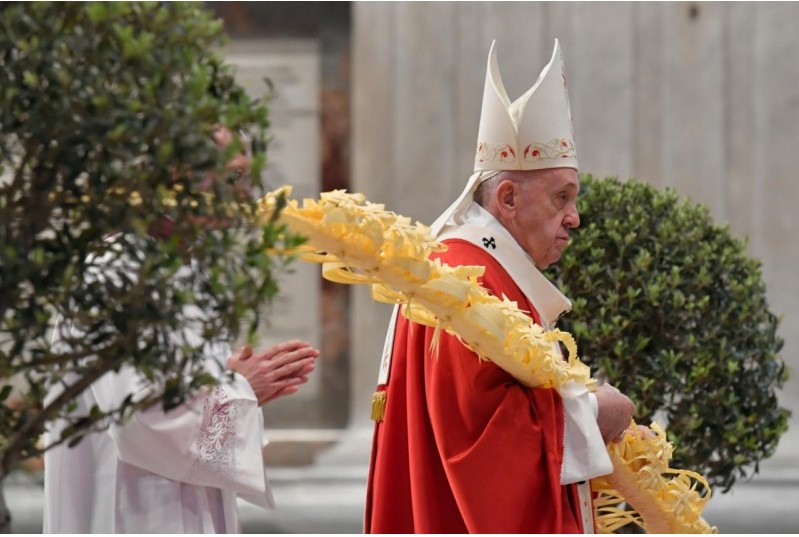 Papa Francisco celebra misa de Domingo de Ramos sin fieles