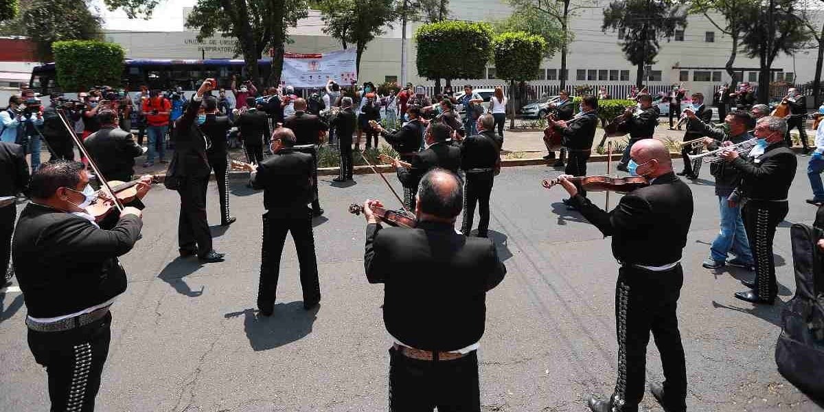 Llevan mariachis serenata a personal médico de hospital