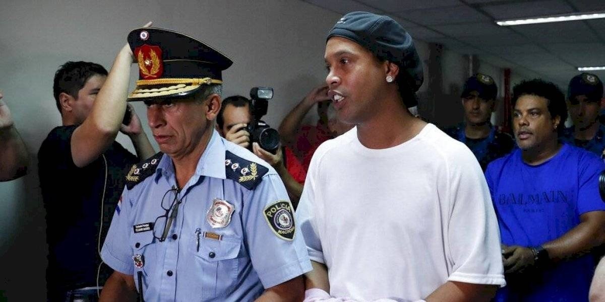 Ronaldinho sale de la cárcel; cumplirá arresto en un hotel