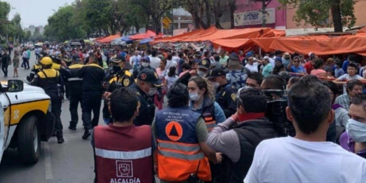 Ignoran Sana Distancia y abarrotan mercado en la CDMX