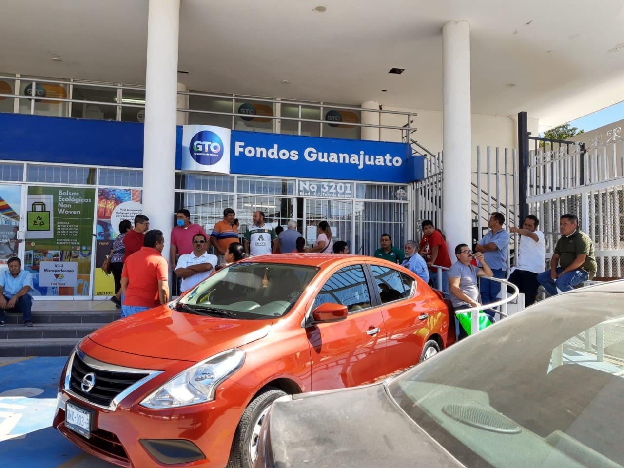 Se manifiestan transportistas para exigir apoyo al sector por daños del COVID-19