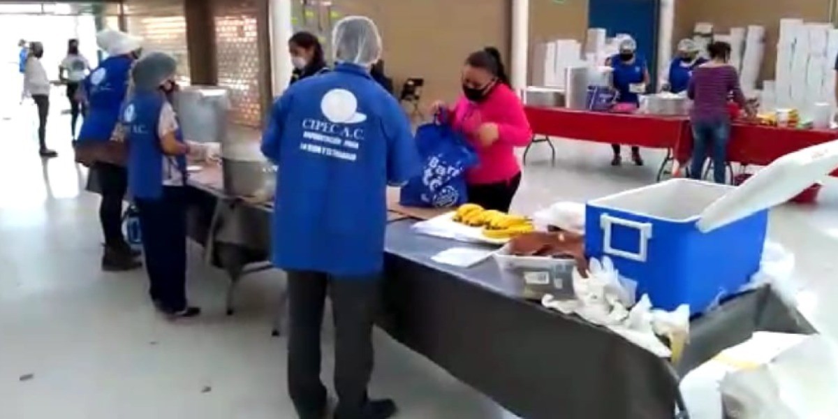 Se unen para alimentar gratuitamente a 2 mil leoneses al día