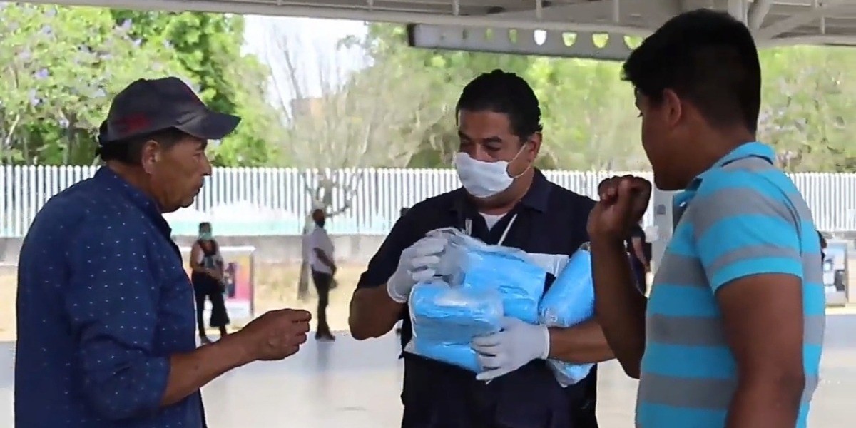 Regalan cubrebocas en centrales de transferencia del SIT