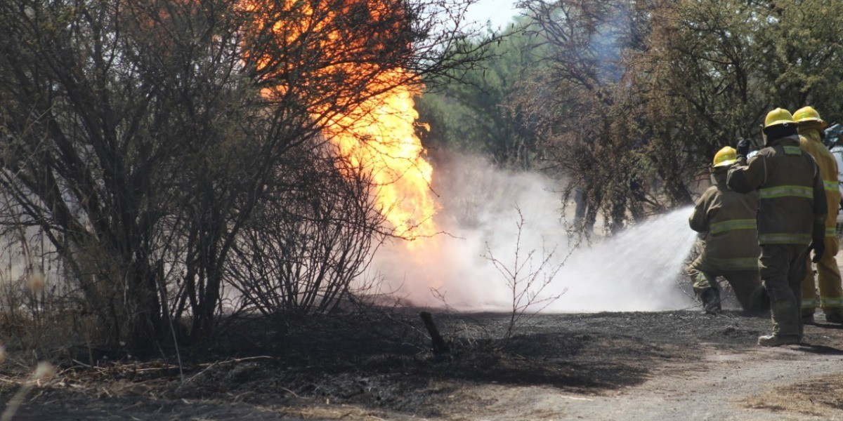 Se incendia toma clandestina en Parque Industrial Ecológico de León