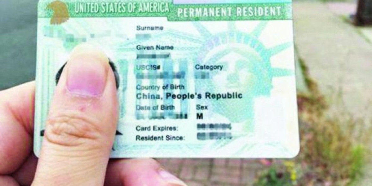 Suspende Trump entrega de ‘green cards’ para proteger a trabajadores estadounidenses