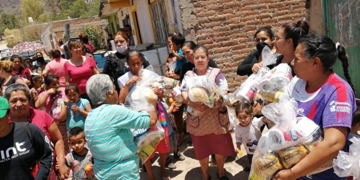 Policías y ciudadanos entregan despensas