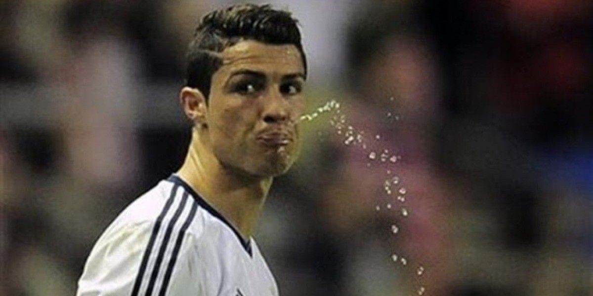 Tarjeta amarilla a quien escupa dentro de la cancha