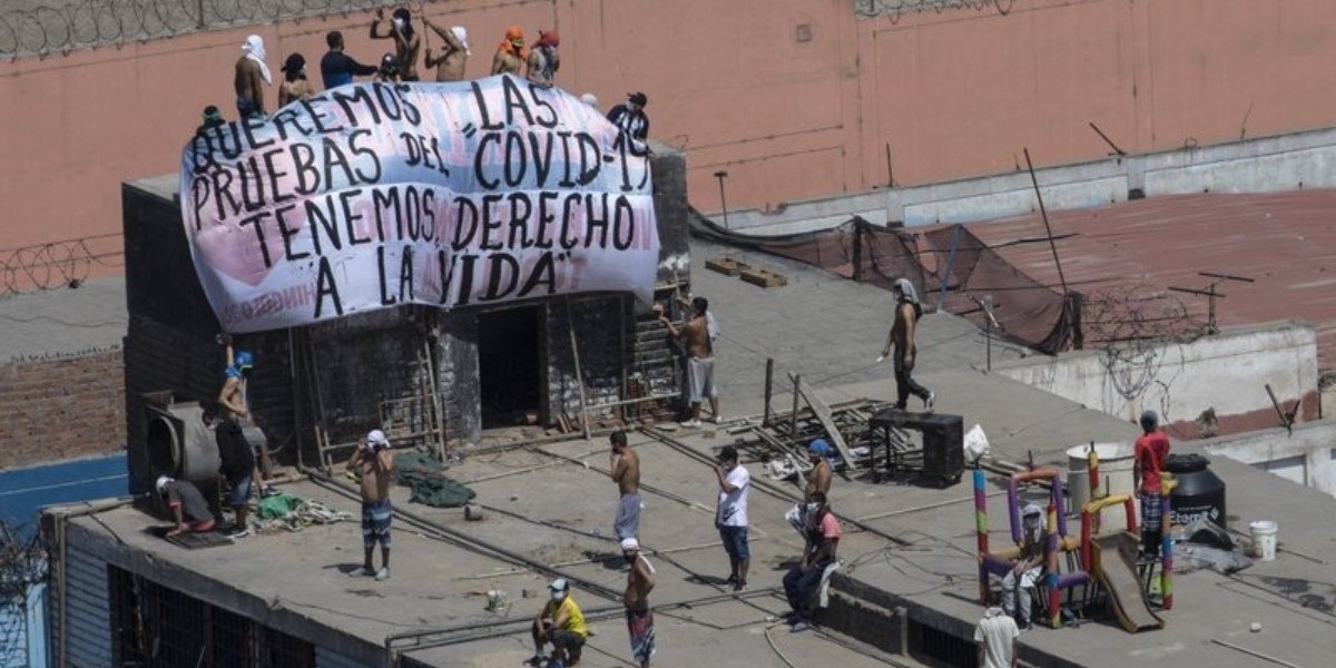 Se amotinan en cárcel de Perú; hay nueve muertos