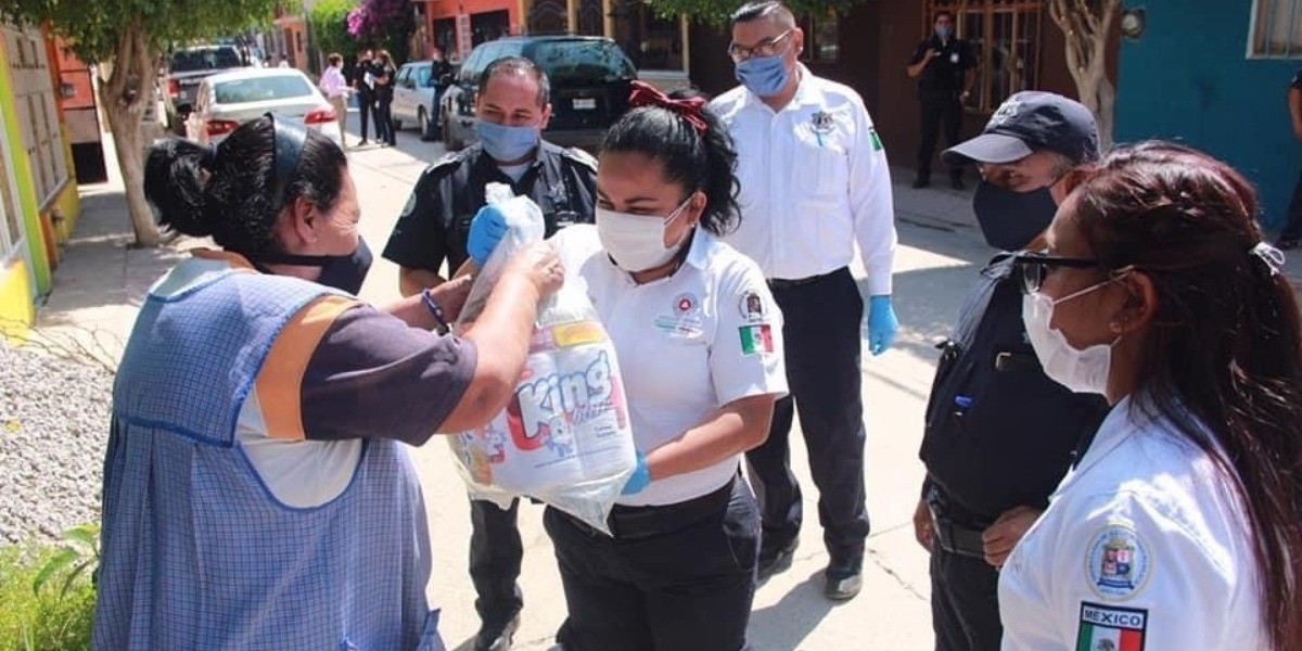 Elementos de seguridad entregan despensas a 260 familias de León