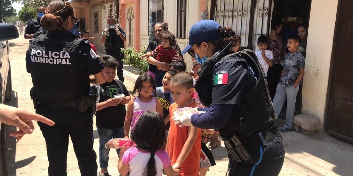 Policías de León llevan regalos a 967 niños