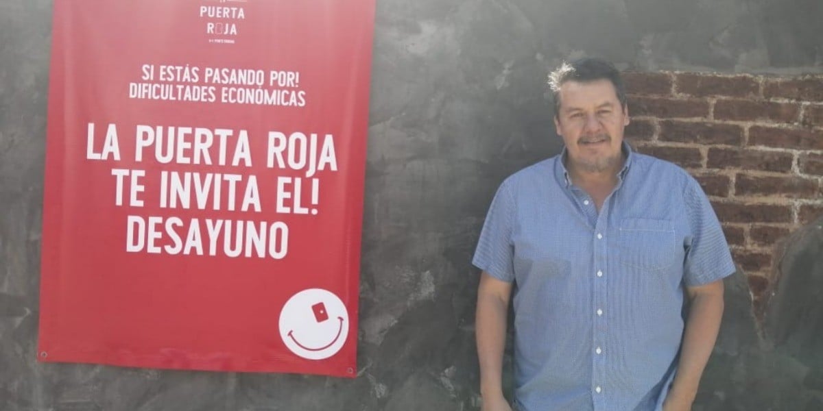 Restaurante inclusivo La Puerta Roja ayuda con desayunos a quien más lo necesita