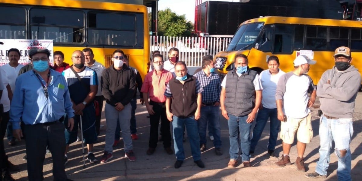 Se manifiestan transportistas para solicitar apoyos