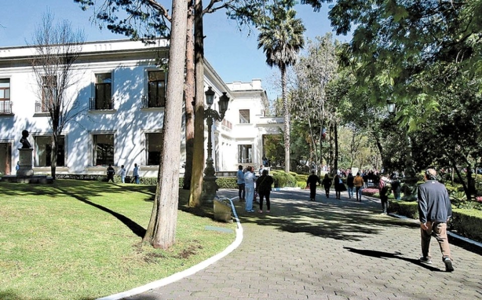 Habilitan Los Pinos como albergue para médicos y enfermeras