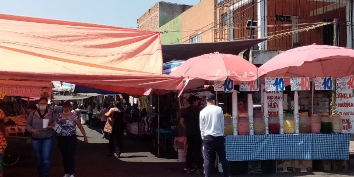 Retiran a 600 tianguistas no esenciales en León