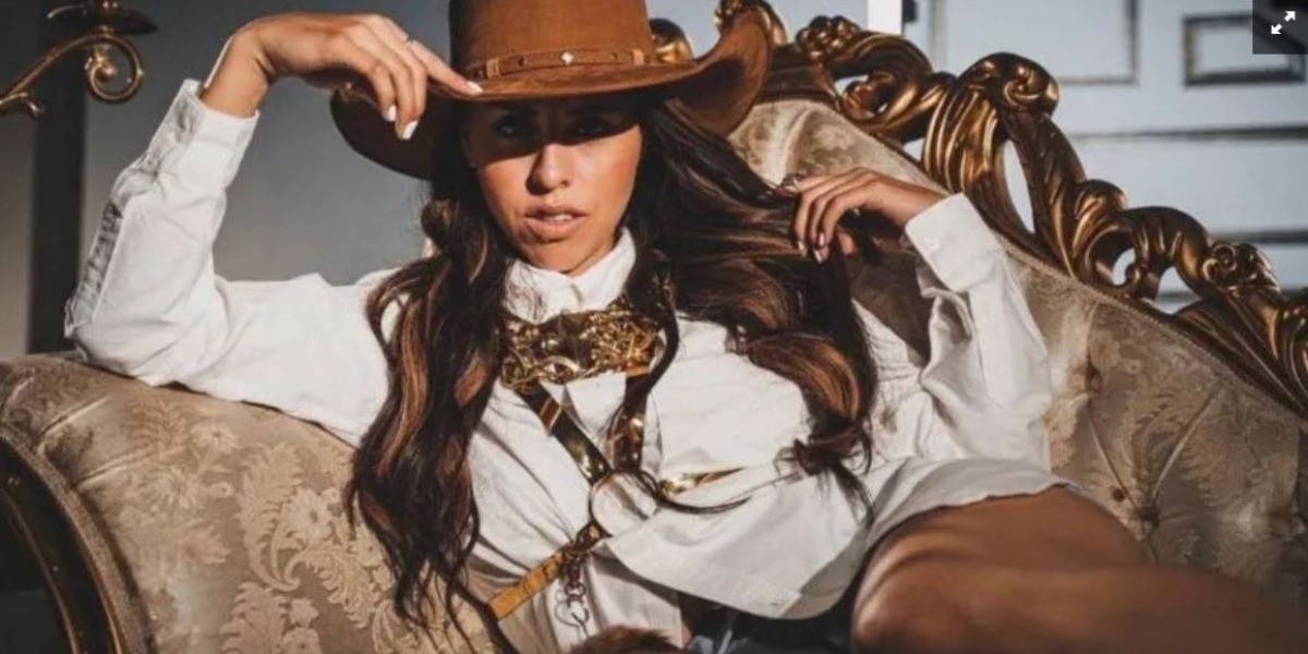 Adriana Ríos, cantante de Tijuana, gana en Billboard