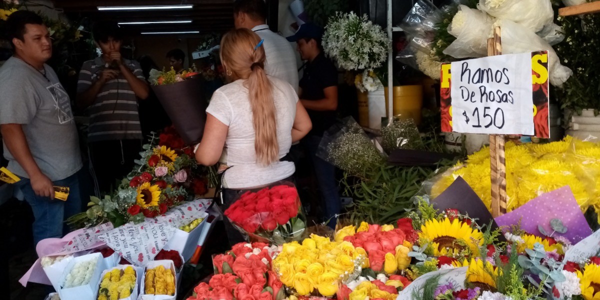 Salen leoneses por regalos para mamá a pesar del coronavirus