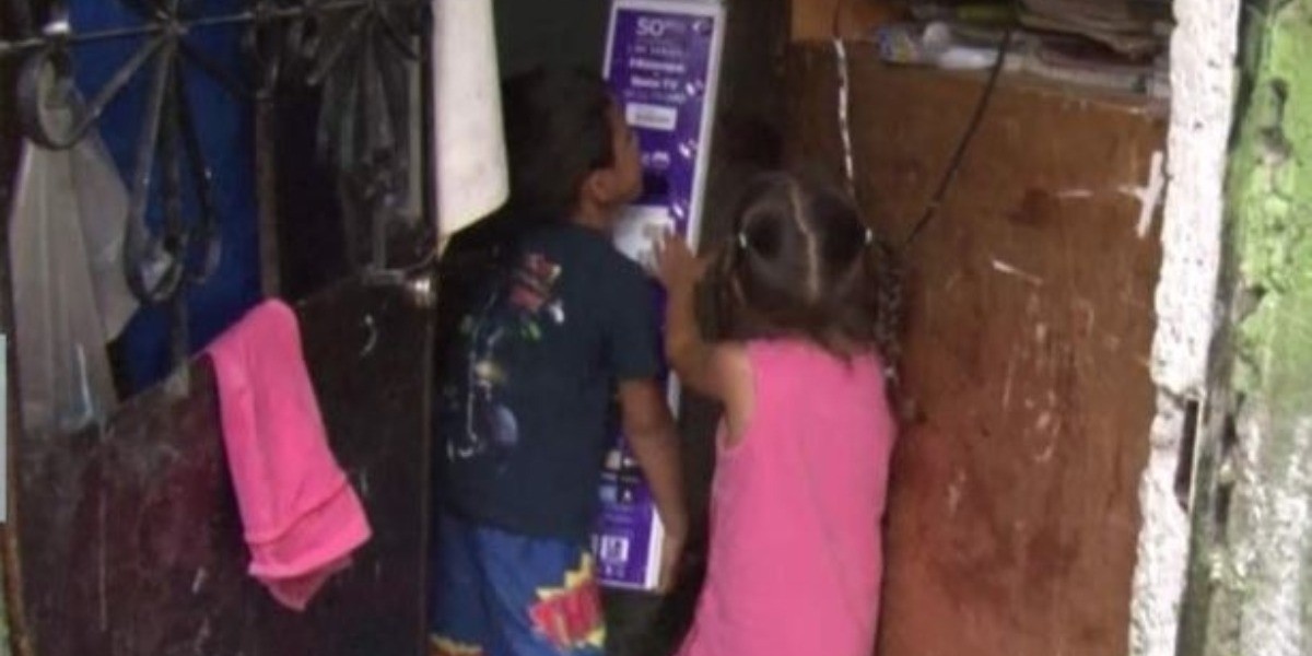 Banda de El Recodo regala pantalla a niños para que no pierdan ciclo escolar