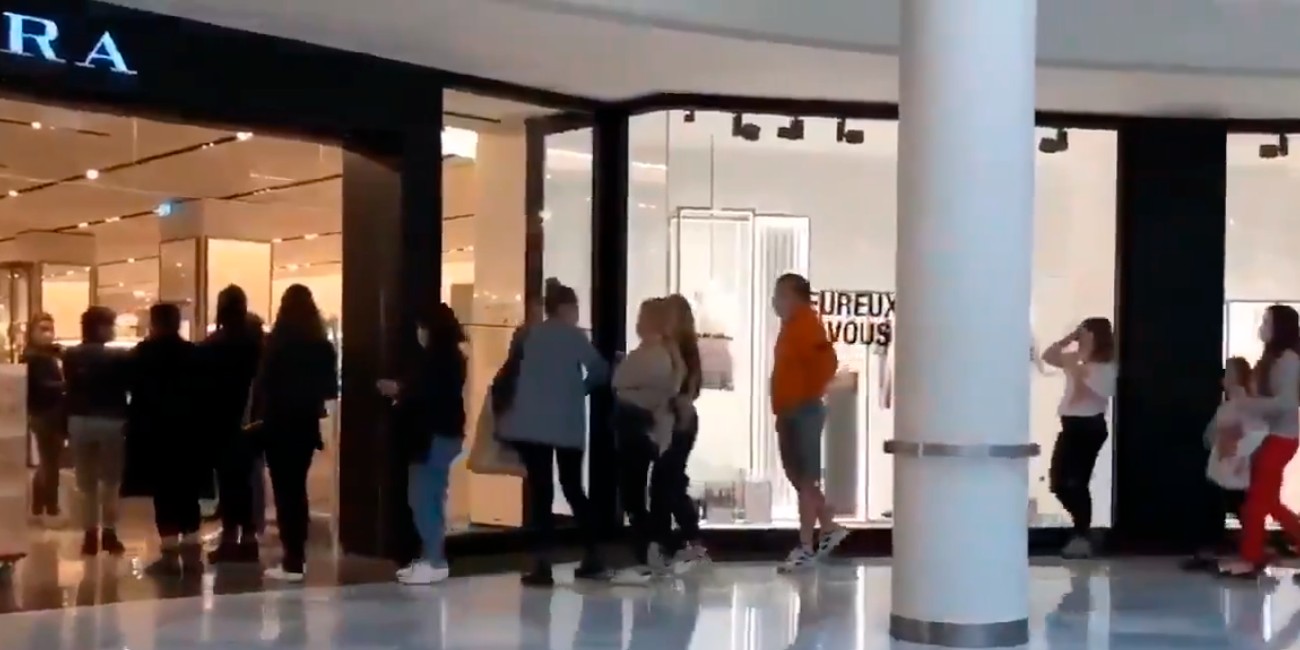 En primer día después de confinamiento, franceses abarrotan Zara