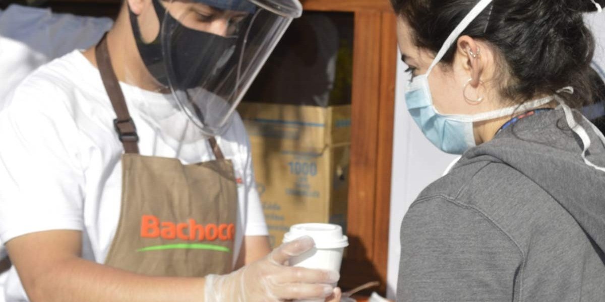 Donará Bachoco a 50 mil calditos afuera de hospitales