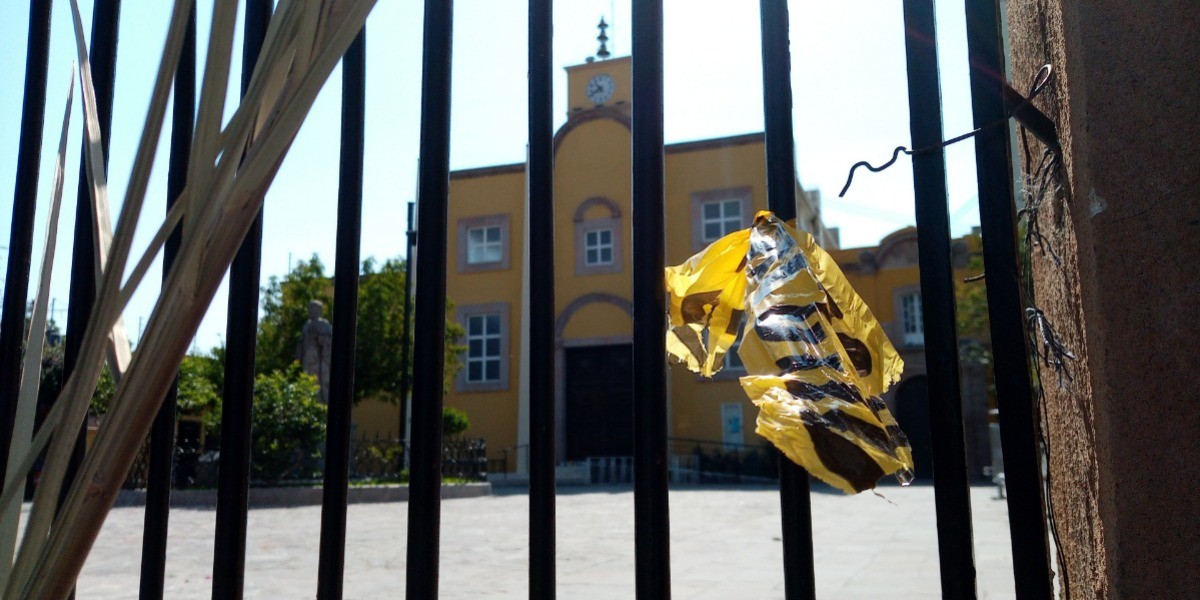 Vecinos retiran cintas de la parroquia de San Pedro de los Hernández