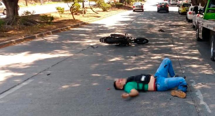 Fallece al chocar motocicleta contra grúa