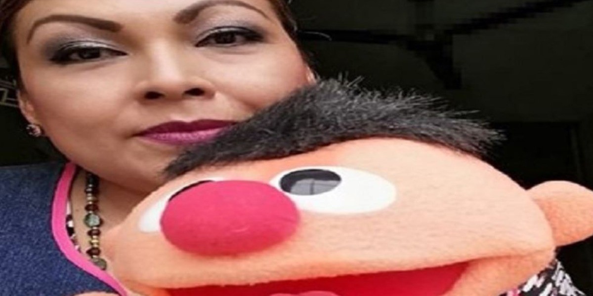 Maestra se viraliza por sus divertidas clases en línea