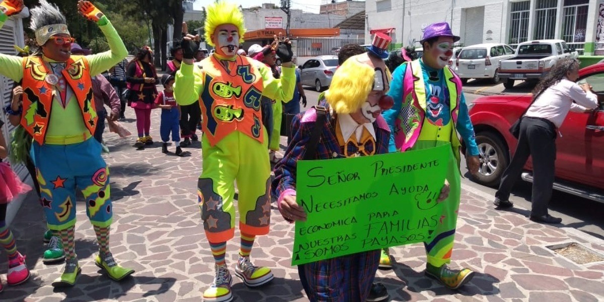 Payasos piden apoyos en especie para sobrevivir a la pandemia