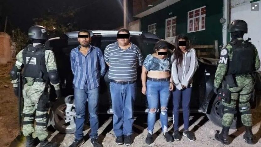 Detienen a 2 hombres y 2 mujeres con armas largas en Barranca de Venaderos