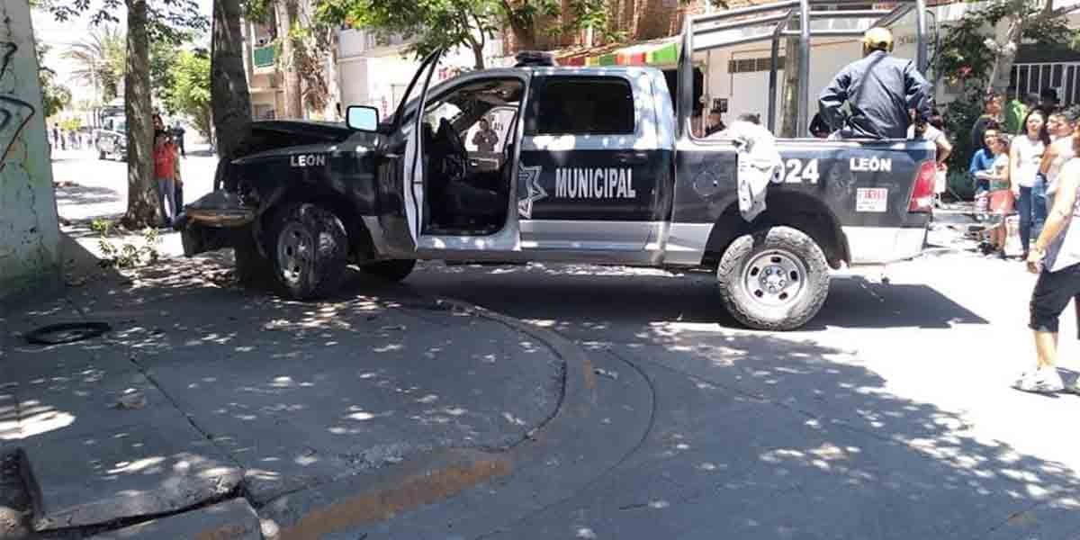 Patrulla se estrella contra un árbol en la colonia Libertad