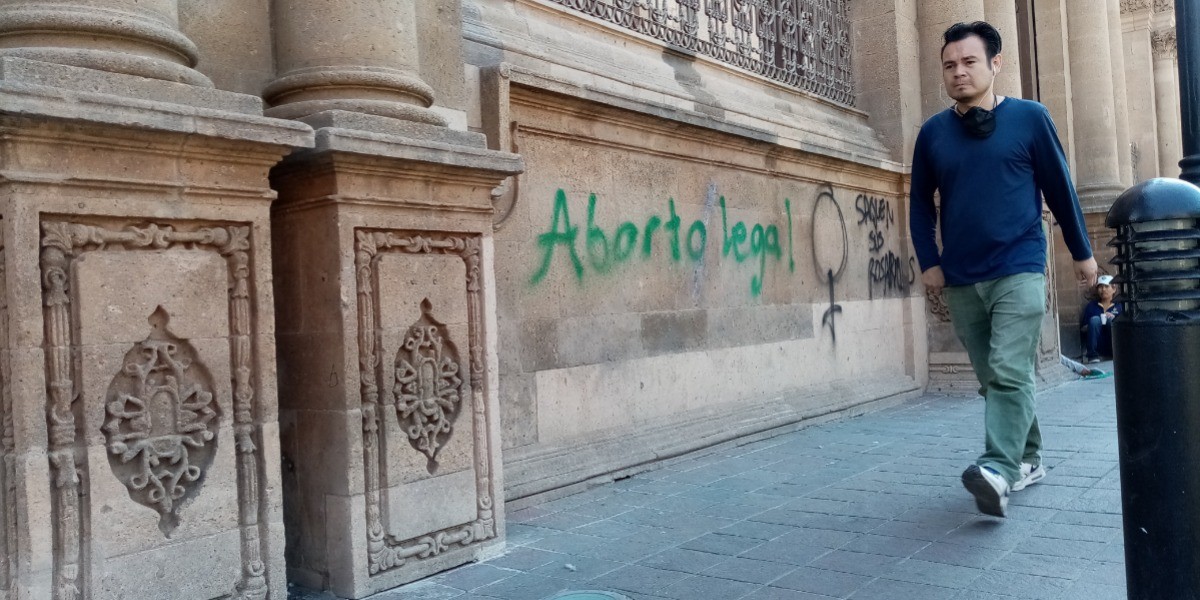 Grafitean Catedral de León; pintas apoyan el aborto