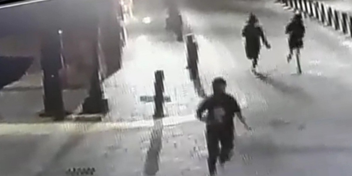 Graban a personas que grafitearon Catedral