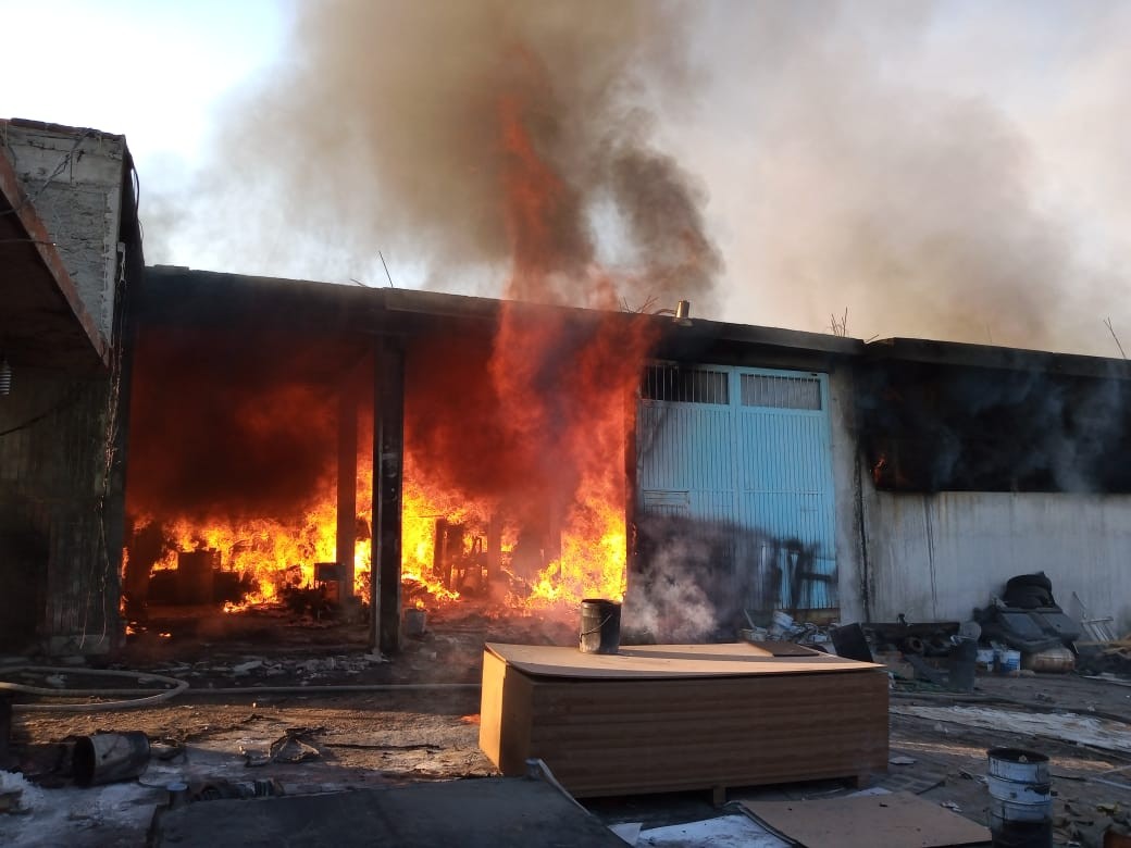 Se incendia maderería en Saucillos de la Joya