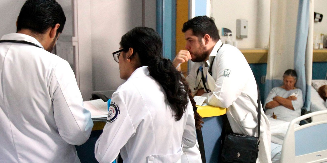 Anuncia AMLO investigación en examen para especialidades médicas