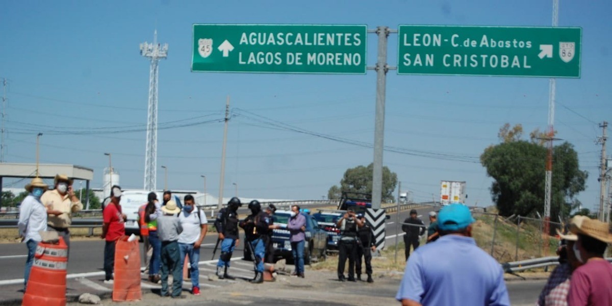 Bloquean ejidatarios Maxipista para exigir pago de afectaciones