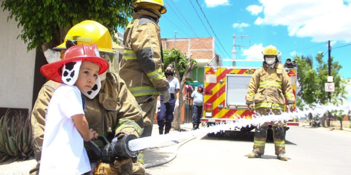 Bomberos de León festejan cumpleaños de niño